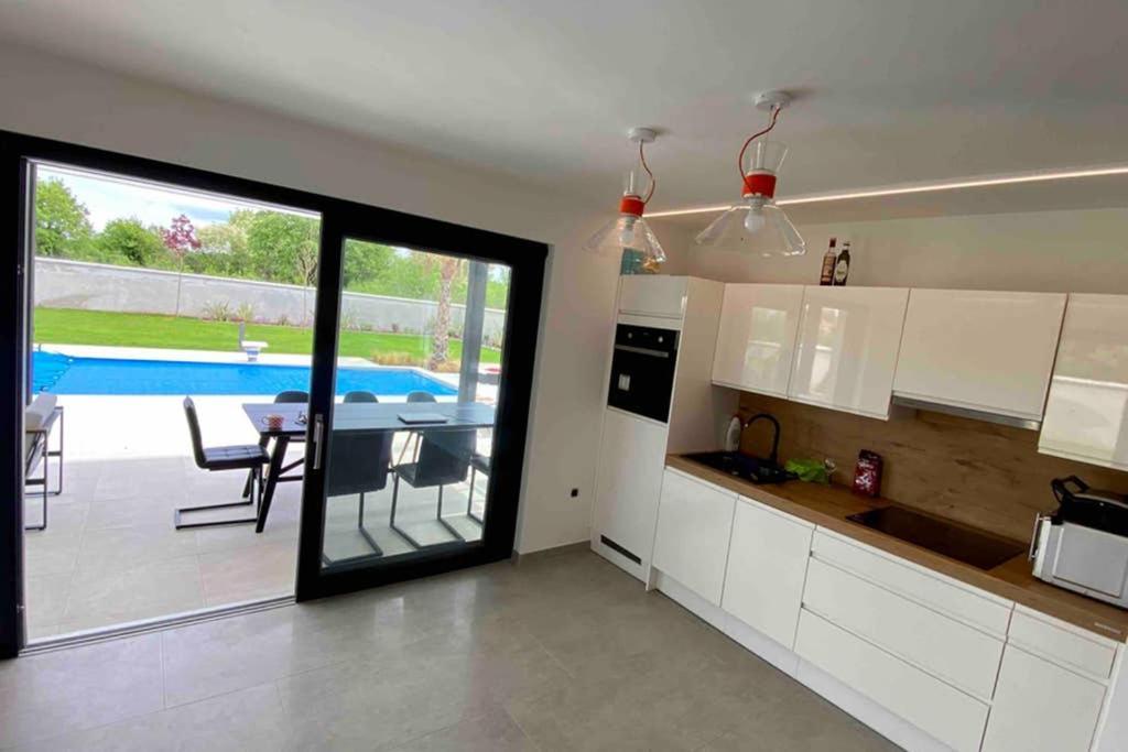 Villa Eni Medulin Sisan Heated Pool Buitenkant foto