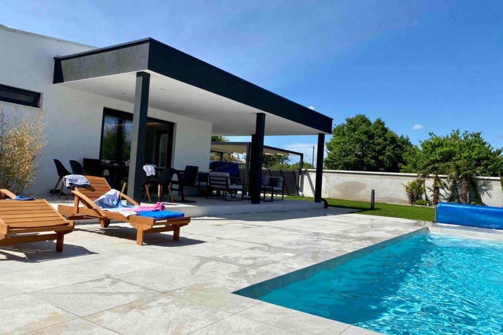 Villa Eni Medulin Sisan Heated Pool Buitenkant foto