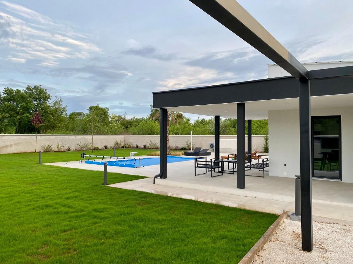 Villa Eni Medulin Sisan Heated Pool Buitenkant foto