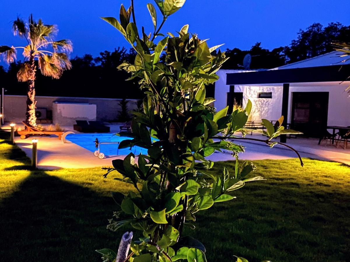 Villa Eni Medulin Sisan Heated Pool Buitenkant foto