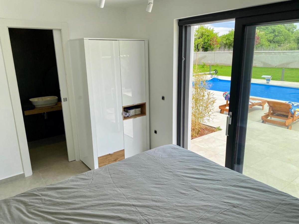 Villa Eni Medulin Sisan Heated Pool Buitenkant foto
