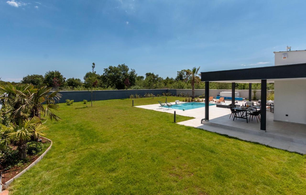 Villa Eni Medulin Sisan Heated Pool Buitenkant foto