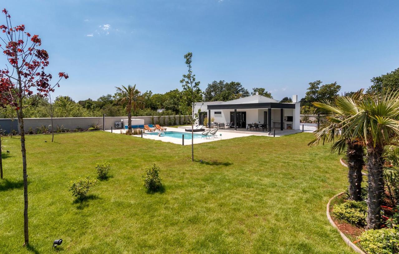 Villa Eni Medulin Sisan Heated Pool Buitenkant foto